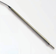 YS-L100光纖光柵裂縫傳感器也稱光纖光柵裂縫計(jì)，它采用不銹鋼外殼設(shè)計(jì)，具有測(cè)量精度高、抗壓抗剪切能力強(qiáng)等優(yōu)點(diǎn)，可長(zhǎng)期布設(shè)在混凝土結(jié)構(gòu)物或其他材料結(jié)構(gòu)物內(nèi)部及表面，測(cè)量結(jié)構(gòu)物伸縮縫或周邊縫的開合度。