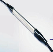 YS-T100鎧裝型光纖光柵溫度傳感器是采用雙端出纖型，具有結(jié)構(gòu)堅(jiān)固的優(yōu)點(diǎn)，防火防爆，應(yīng)用于油罐、電纜、混凝土測(cè)溫以及隧道、消防等溫度測(cè)量領(lǐng)域。